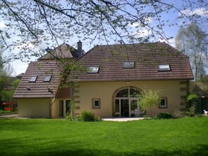 Exterior - Gîte Le Séquoia: Comfort for 17, ideal for hiking in the Saône Vosges (Clairegoutte)