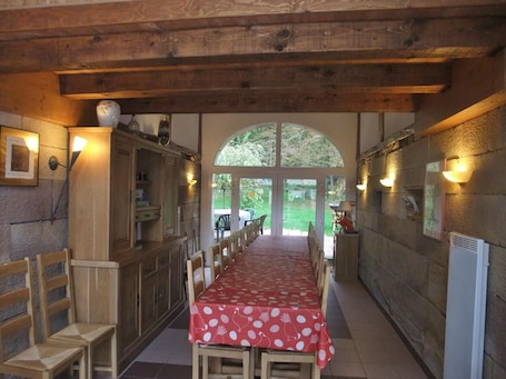Dining. Gîte Le Séquoia: Comfort for 17, ideal for hiking in the Saône Vosges