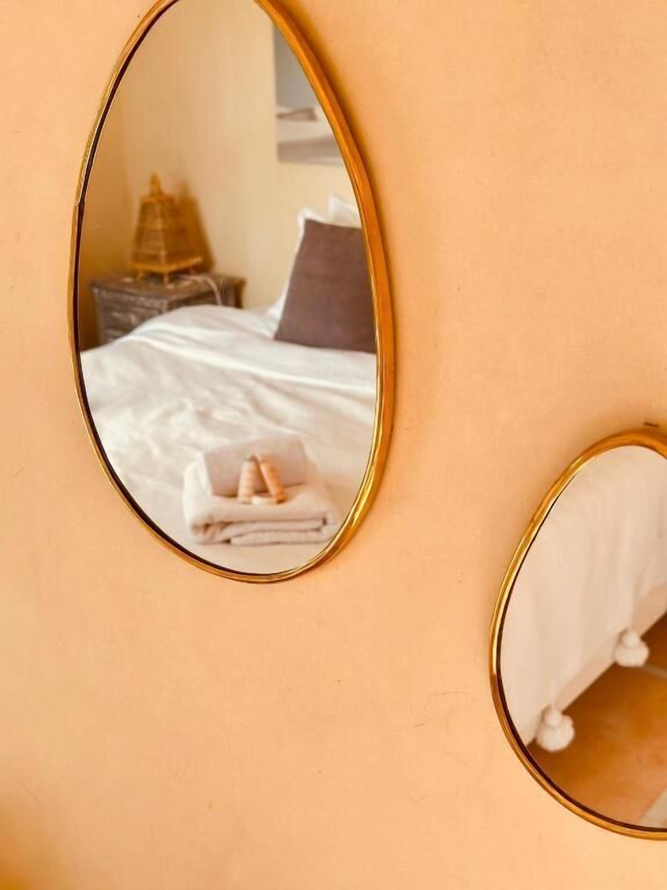 Une chambre à coucher avec un lit, des oreillers et une table de chevet avec une lampe.