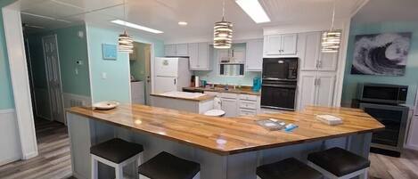 冷蔵庫、電子レンジ、オーブン、コンロ