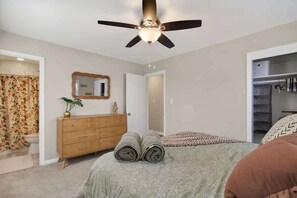 Iron/ironing board, WiFi, bed sheets - BrickHaven~ Big Yard~Garage~Cozy~Peaceful Street (Norfolk)