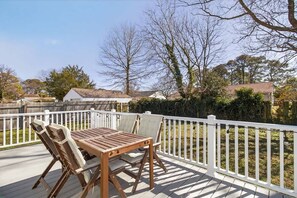 Outdoor dining - BrickHaven~ Big Yard~Garage~Cozy~Peaceful Street (Norfolk)