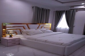 2 bedrooms, iron/ironing board, WiFi, bed sheets - Cozy 2 Bedroom Terrace Duplex + Wi-Fi,TV,24/7 Power In Ajah (Lekki/Ajah)