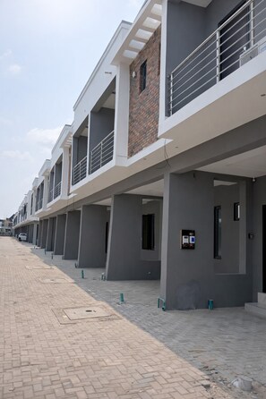 Exterior - Cozy 2 Bedroom Terrace Duplex + Wi-Fi,TV,24/7 Power In Ajah (Lekki/Ajah)
