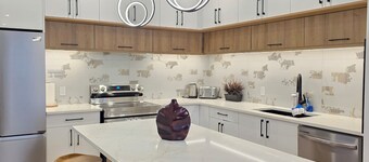 Pakallen Havilla 4 Bedroom Home 5 mins to UofA. UofA hospital/ Free WiFi