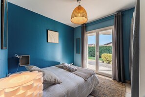 4 bedrooms, iron/ironing board, WiFi, bed sheets