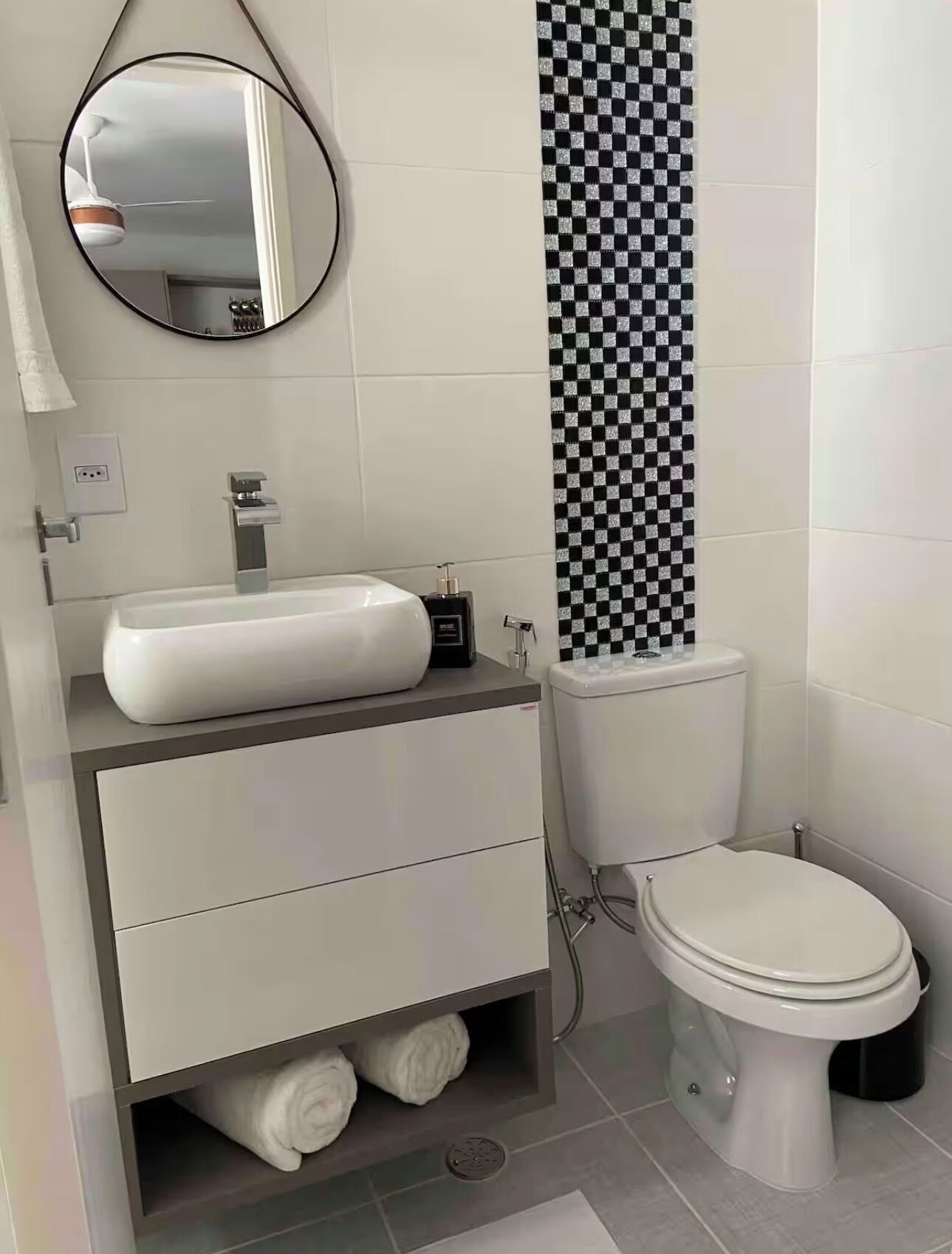 Secador de cabelo, toalhas de banho, sabonete, papel higiênico