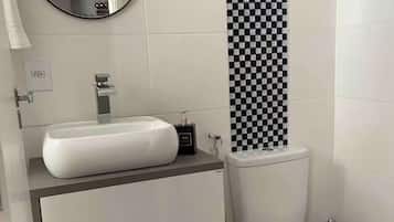 Secador de cabelo, toalhas de banho, sabonete, papel higiênico