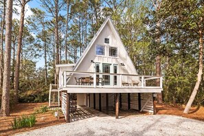 Outdoor dining - A-Frame of Mind - Stylish Santa Rosa Beach Retreat | Walk to Beach (Santa Rosa Beach)