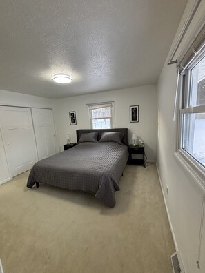 3 habitaciones, tabla de planchar con plancha, internet y ropa de cama 