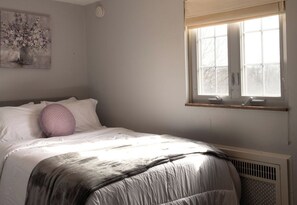 4 bedrooms, desk, iron/ironing board, free WiFi - Pittsburgh Basecamp - Easy Access to Downtown- Sleeps 8 - Off-Street Parking (Pittsburgh)