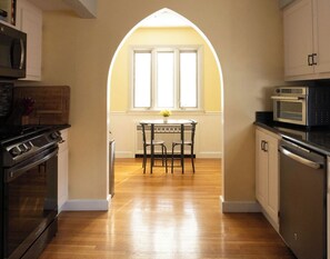 Fridge, microwave, oven, stovetop - Pittsburgh Basecamp - Easy Access to Downtown- Sleeps 8 - Off-Street Parking (Pittsburgh)