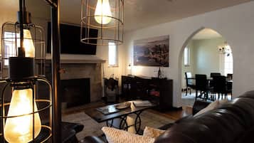 Smart-TV, peis, bøker og musikkbibliotek