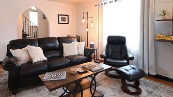 Smart-TV, peis, bøker og musikkbibliotek