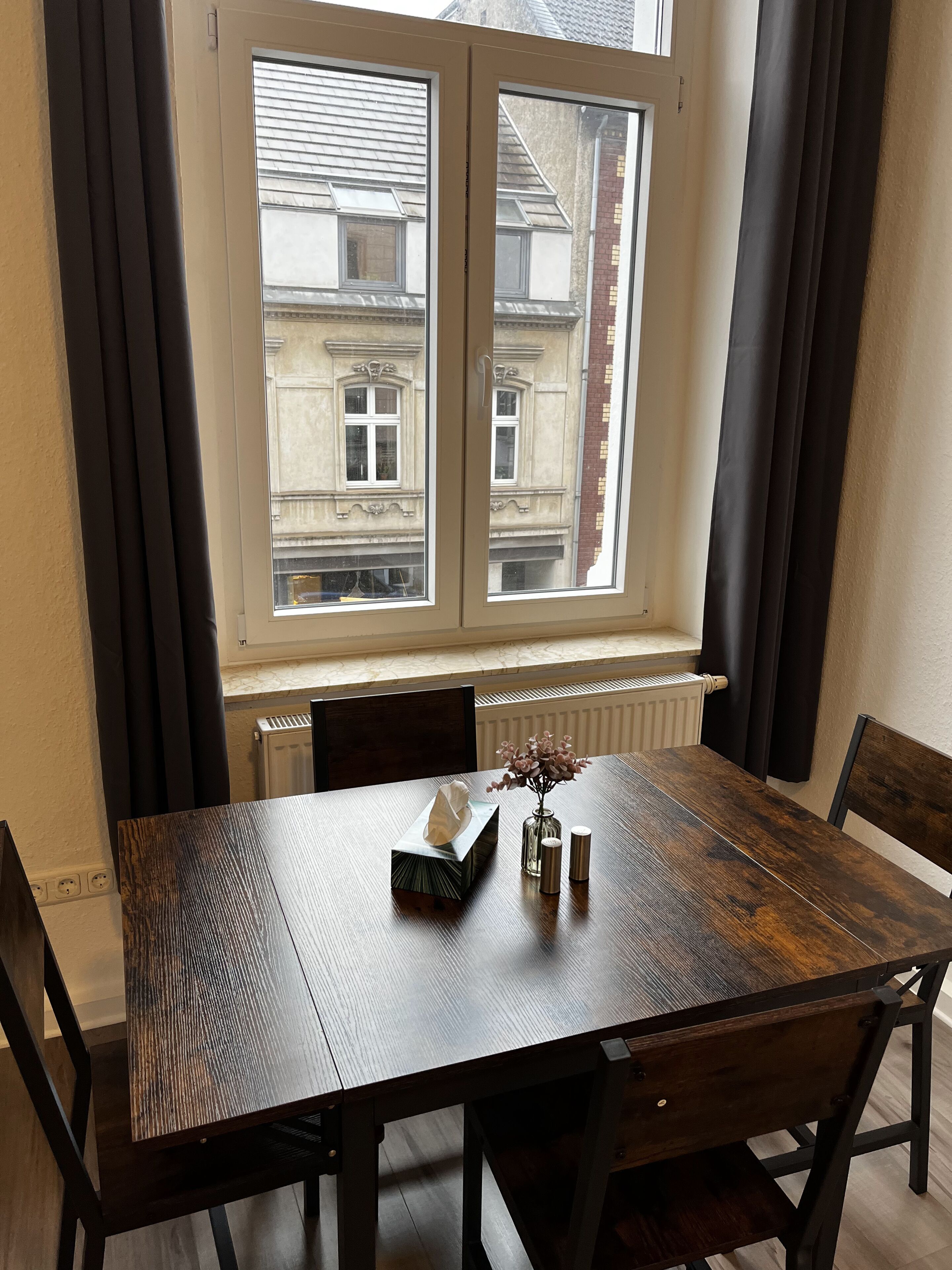 Réfrigérateur, four, batterie de cuisine, vaisselle et ustensiles