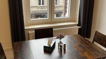 Een koelkast, een oven, kookgerei, borden en bestek