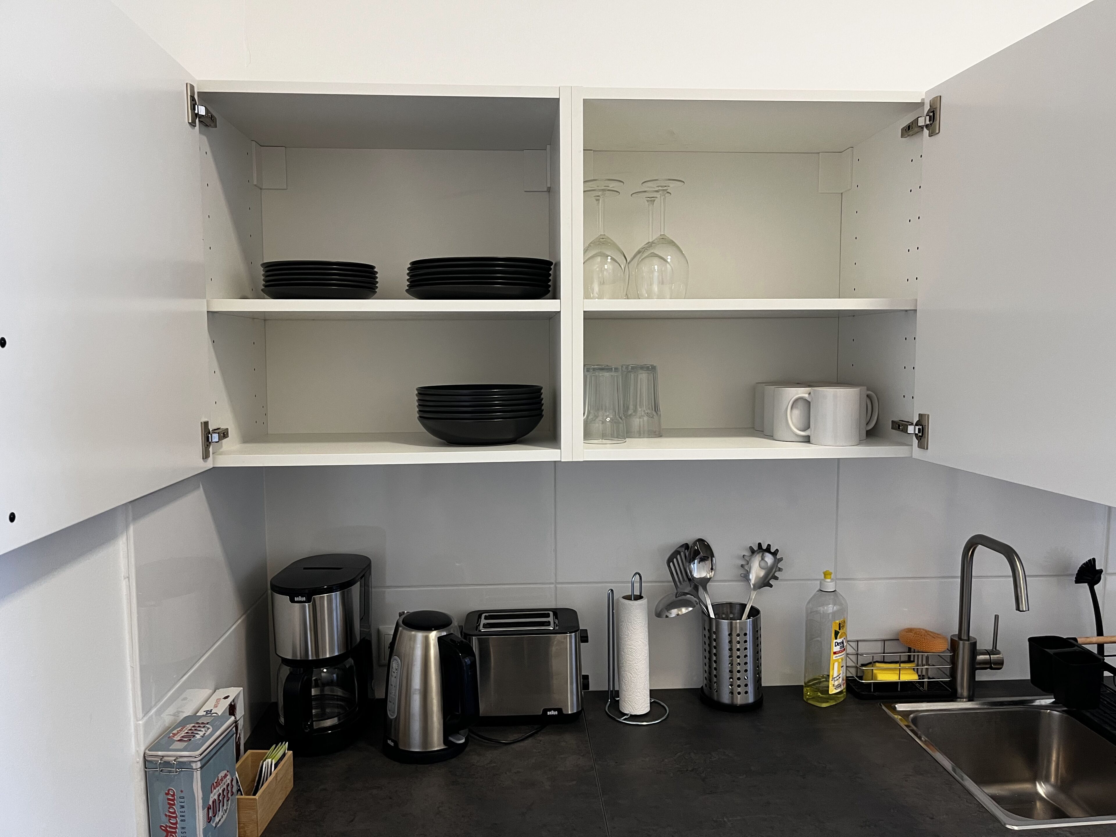 Kühlschrank, Ofen, Kochgeschirr/Geschirr/Besteck