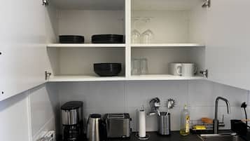 Kühlschrank, Ofen, Kochgeschirr/Geschirr/Besteck