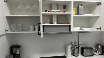 Frigorifero, forno, pentole/stoviglie/utensili