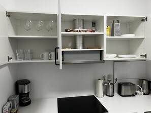 Kühlschrank, Ofen, Kochgeschirr/Geschirr/Besteck