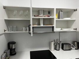 Frigorífico, horno y utensilios de cocina