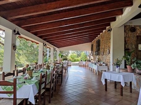 Outdoor dining. CAPOCANTO