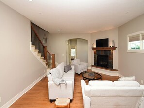 Living area - 4 miles to " The Chuck" for CWS, 3 bed each with private bath, super clean! (Omaha)