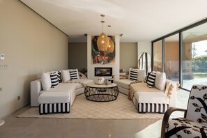 Smart TV, books, music library, computer monitors - Exclusive villa with 5 suites, heated pool and panoramic view (Marrakech)
