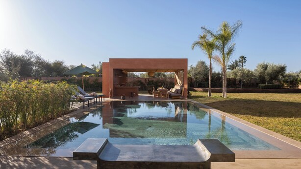 A swimming pool with lounge chairs and a covered seating area. - Exclusive villa with 5 suites, heated pool and panoramic view (Marrakech)