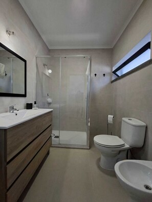 Douche, sèche-cheveux, bidet, serviettes fournies