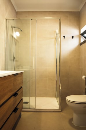 Douche, séchoir à cheveux, bidet, serviettes fournies
