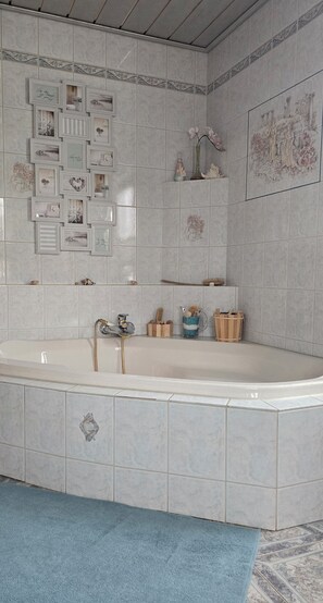 Hårføner, såpe og toalettpapir