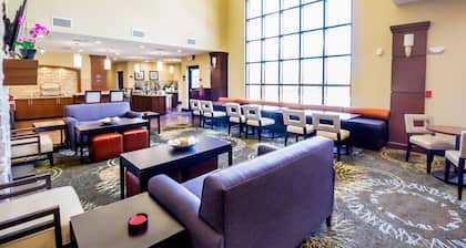 Free Breakfast, Free Wi-Fi, Outdoor Pool | Roll-in Shower