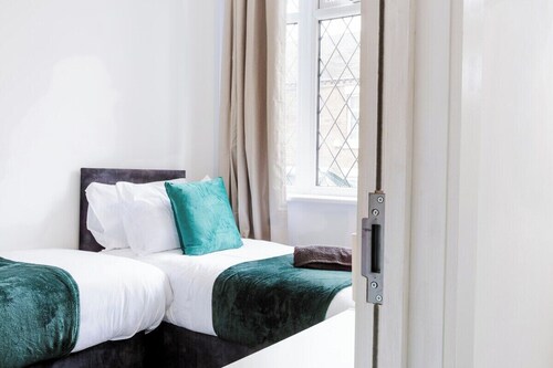 Spacious Home, Ideal for Contractors, Sleeps 7.