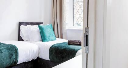 Spacious Home, Ideal for Contractors, Sleeps 7.