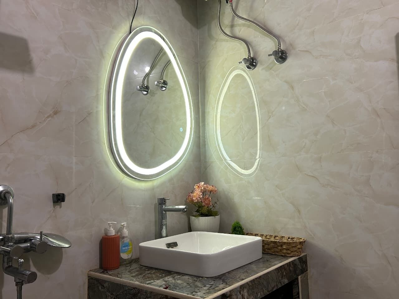 Douche, baignoire à jets, sèche-cheveux, bidet