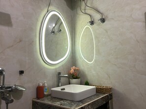 Suihku, poreamme, hiustenkuivaaja, bidee