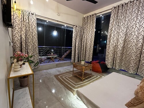 Entire 3rd Floor With Glass Room of 180° Mountain View & Private Terrace