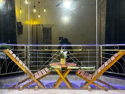 Entire 3rd Floor With Glass Room of 180° Mountain View & Private Terrace