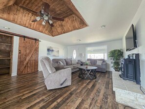 Smart-TV, Kamin, Videospiele, Tischfußball