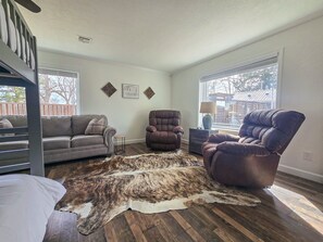 Smart-TV, Kamin, Videospiele, Tischfußball