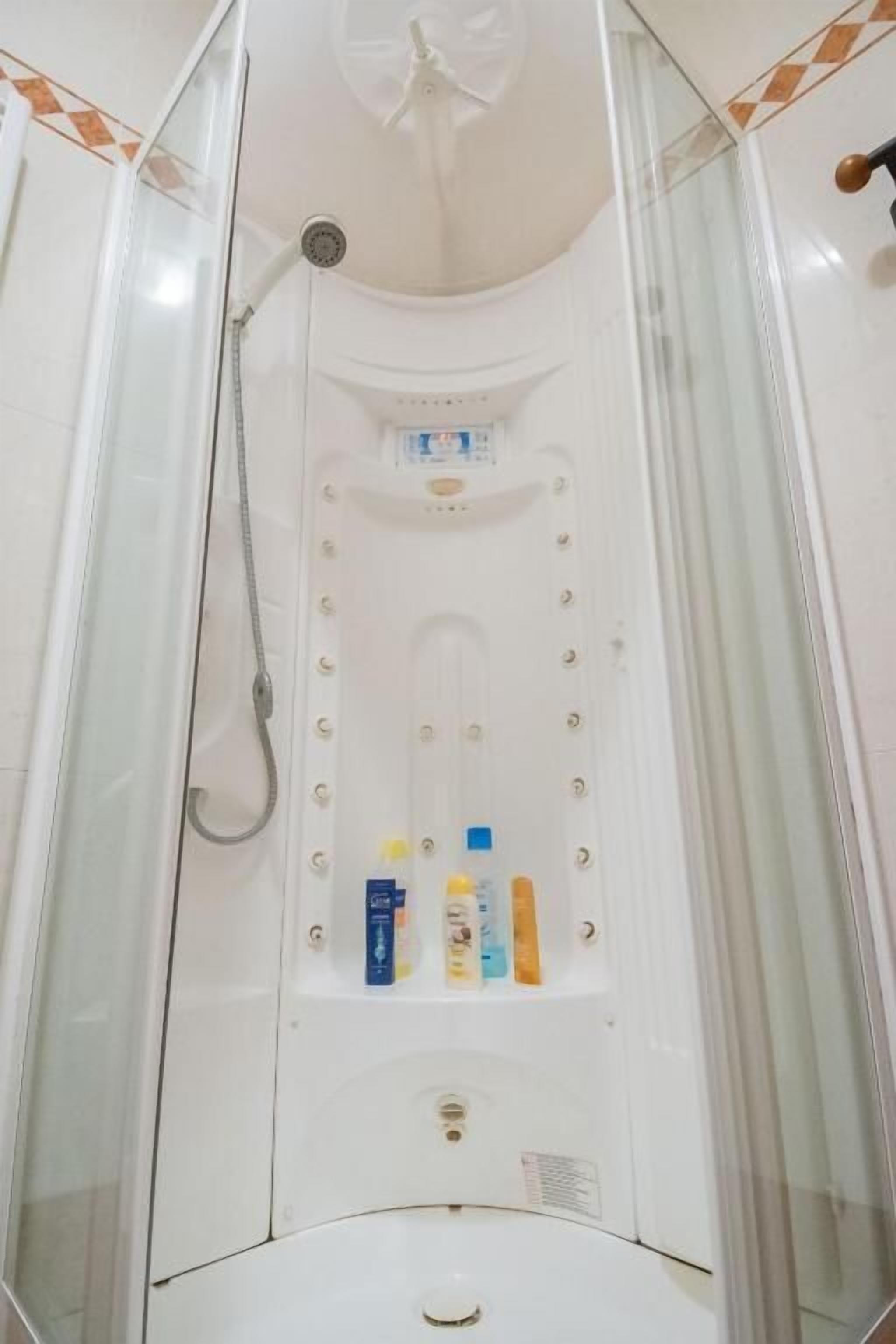 Een douche, een haardroger, handdoeken, zeep