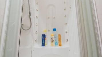 Een douche, een haardroger, handdoeken, zeep