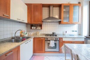 Geladeira grande, fogão, cooktop, lava-louças