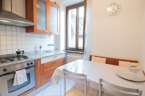 Apartamento conforto, vista para a cidade | Cozinha privada | Geladeira grande, fogão, cooktop, lava-louças