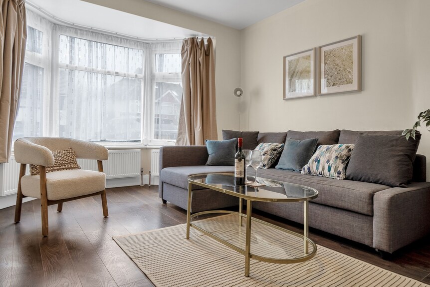 Large West London Home For Contractors & Families - Harrow