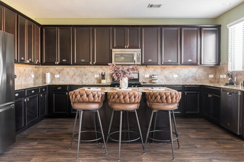 Giddyup Getaway: Western Oasis w/ Pool! 4bd 9 beds