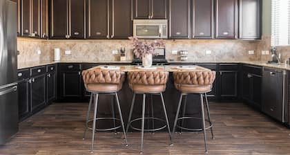 Giddyup Getaway: Western Oasis w/ Pool! 4bd 9 beds