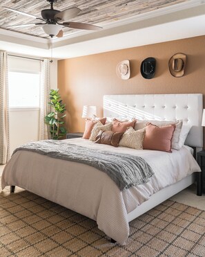 4 quartos, escrivaninha, ferros/tábuas de passar roupa, berço de viagem