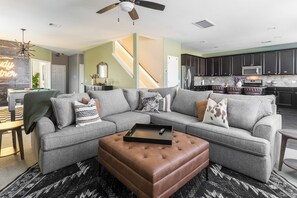 Smart TV, lareira, videogames, mesa de pingue-pongue